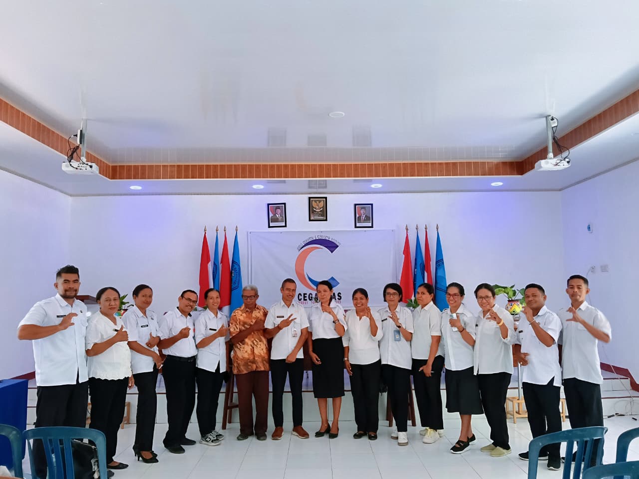 Foto Bersama Guru dan Pegawai